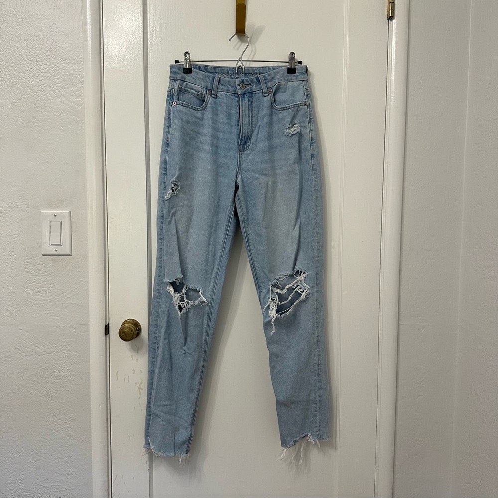 American Eagle Curvy Mom Jeans | Size 6 Long | Light Wash Distressed